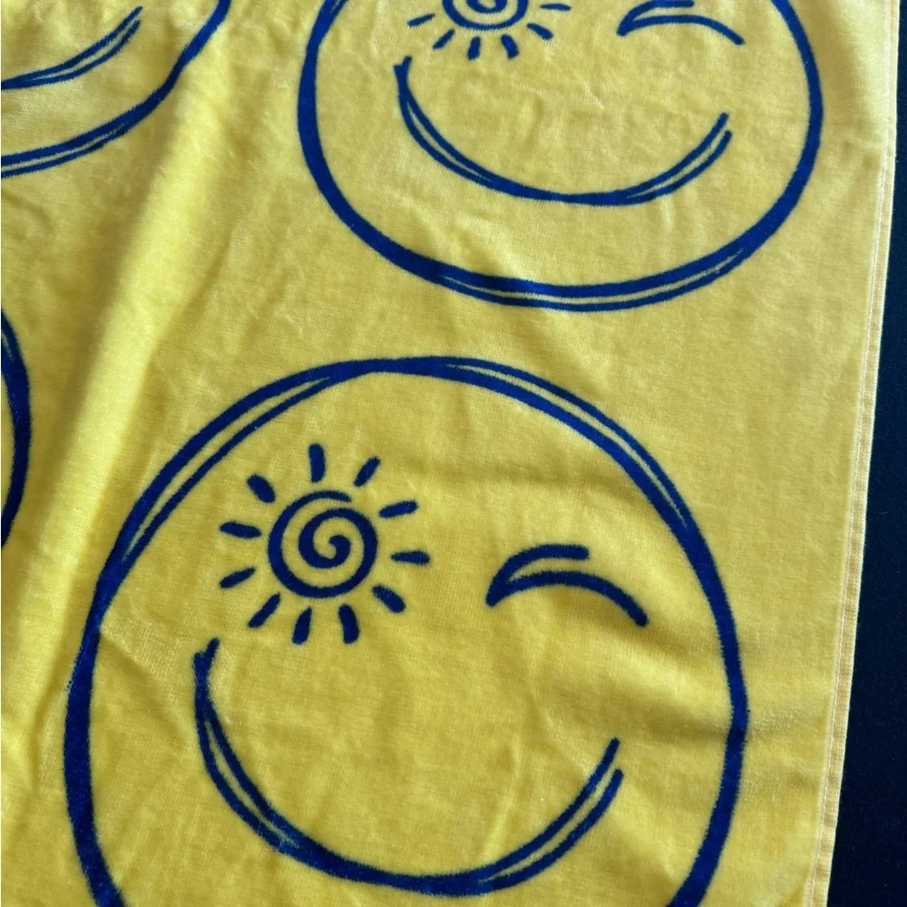 Super soft, smiley large beach towel!! Get summer ready😀 I have two more😉😃